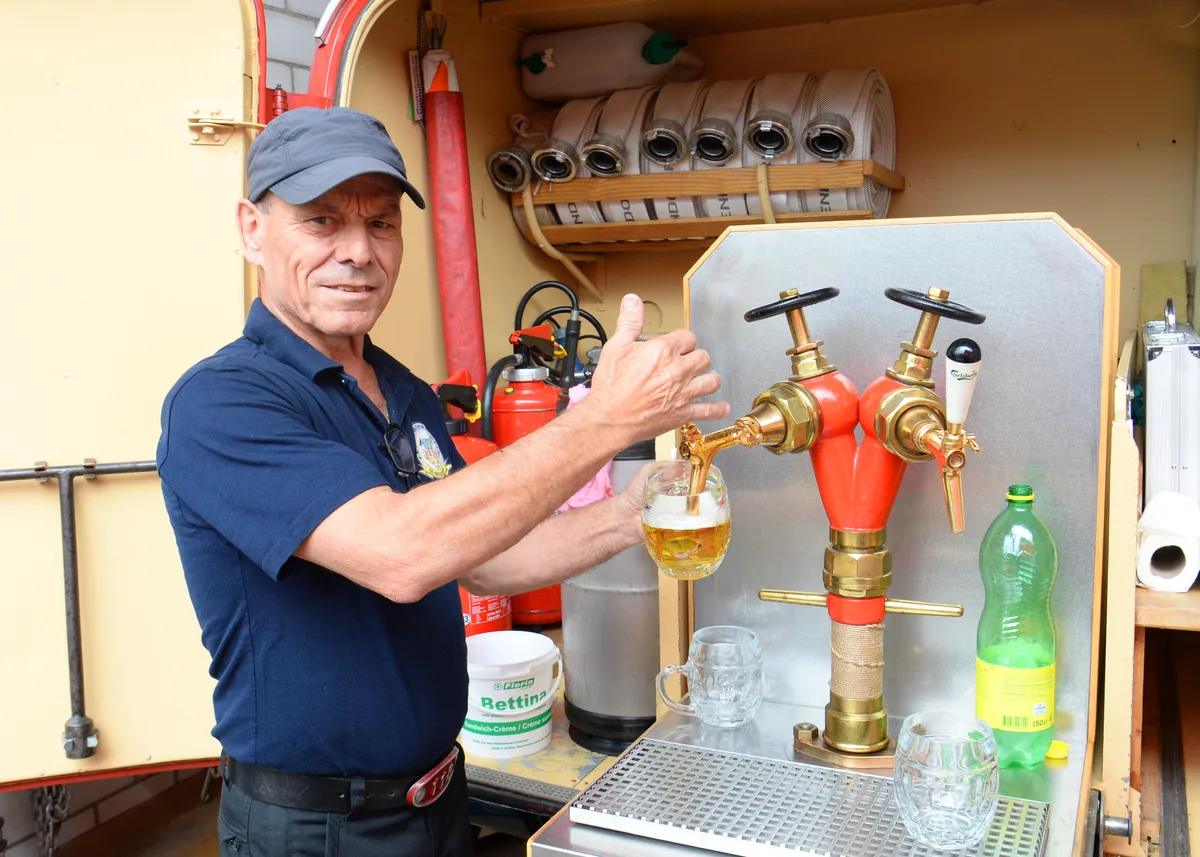 Ein Mann zapft Bier.